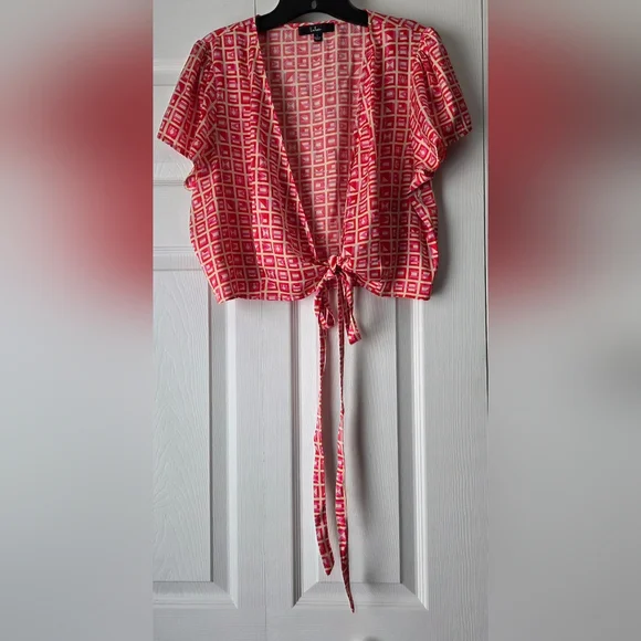 Lulu's Red Geometric Wrap Crop Top Size L - Picture 2 of 13
